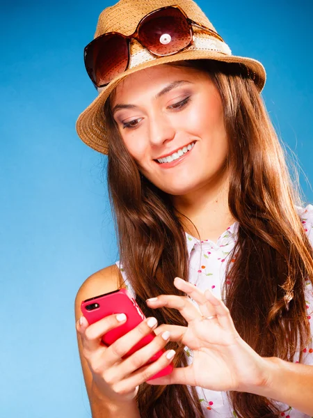 Kvinna med hjälp av mobiltelefon läsning sms eller sms — Stockfoto