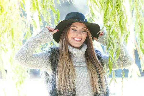 Porträt einer schönen Frau im Freien — Stockfoto