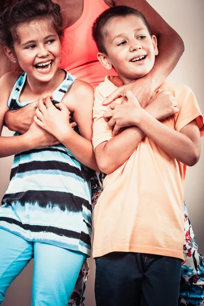 Glücklich lächelnde Familie Kinder kleines Mädchen und Junge. — Stockfoto
