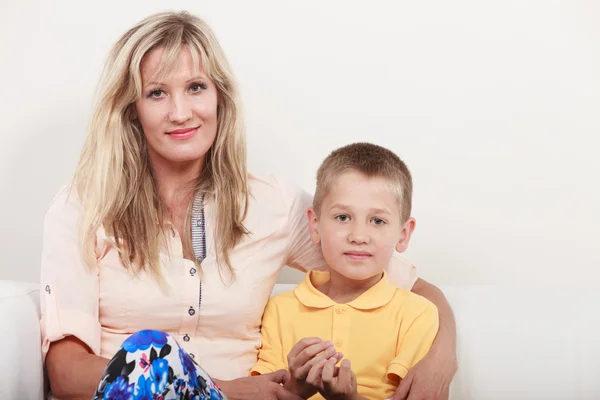 Familia feliz. Madre e hijo en el sofá en casa . — Foto de Stock