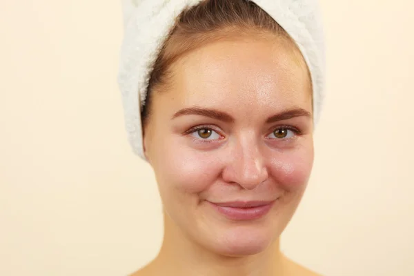 Vrouw in handdoek op hoofd zonder make-up — Stockfoto