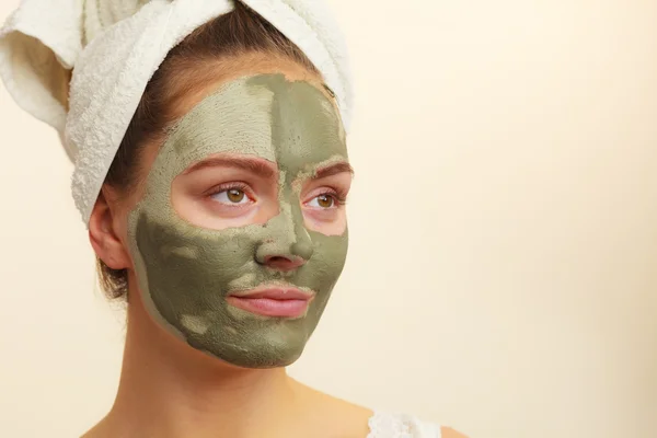 Kvinna ansikte med grön lera lera mask — Stockfoto