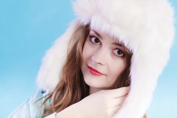 겨울 의류 모피 모자에 젊은 여자 — 스톡 사진