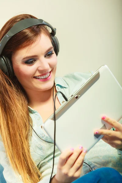 Mulher com fone de ouvido tablet relaxante — Fotografia de Stock