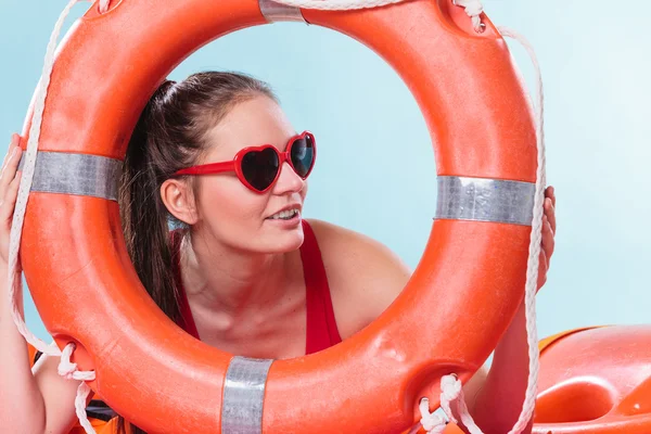 Mulher em óculos de sol com bóia salva-vidas anel. — Fotografia de Stock