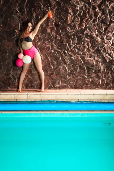 Kobieta z koktajl i balony na basen. — Zdjęcie stockowe