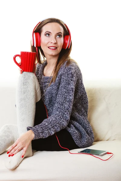 Frau mit Kopfhörer hört Musik — Stockfoto