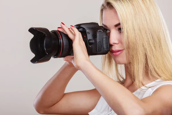 Mooie vrouw met camera. — Stockfoto