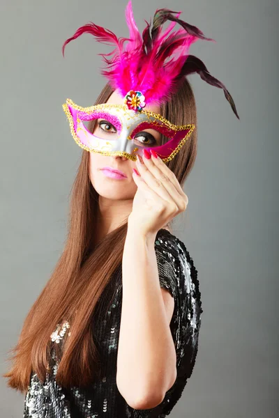 Visage de femme avec masque carnaval sur gris — Photo