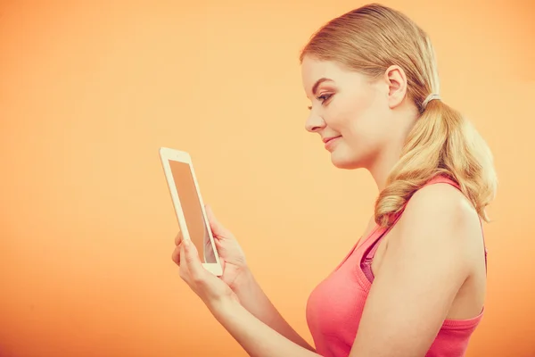 Fitness-Frau Mädchen mit Tablet surft im Internet. — Stockfoto