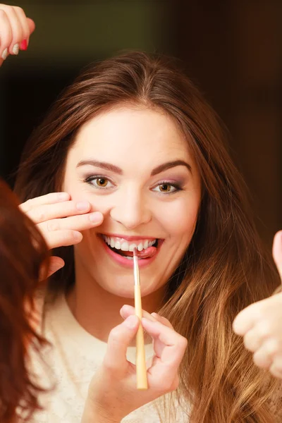 Esteticista fazendo maquiagem para menina sorridente — Fotografia de Stock