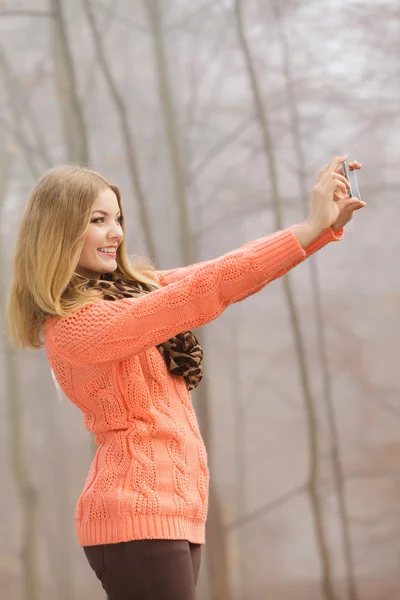 Selfie 사진 복용 공원에서 사랑 스러운 패션 여자. — 스톡 사진