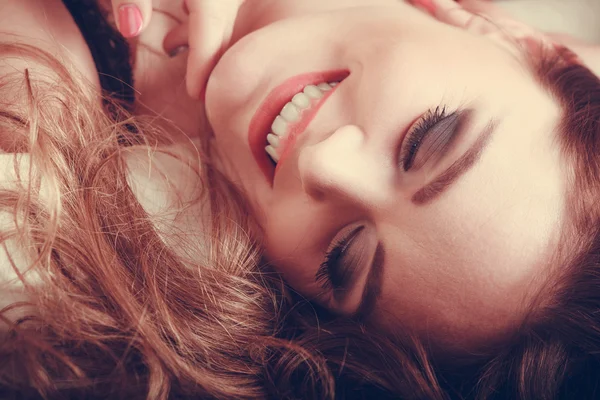 Retrato de jovem mulher feliz em lingerie na cama . — Fotografia de Stock