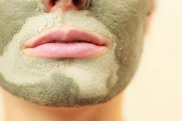 Mujer con máscara de barro verde — Foto de Stock