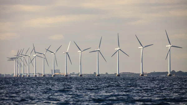 Vindturbiner kraftgenerator gård längs kusten havet — Stockfoto