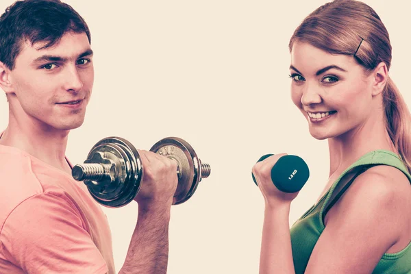 Couple exercising with dumbbells lifting weights — Stock Photo, Image