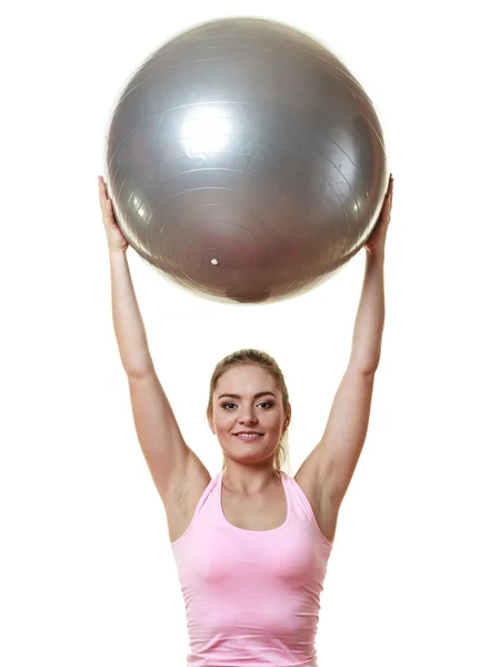 Vrouw doet fitness oefening met fit bal — Stockfoto
