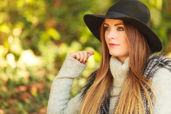 Retrato de mujer de belleza en sombrero — Foto de Stock