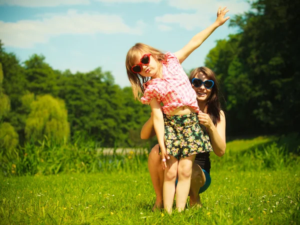 Summer. Girl kid child playing with mother outdoor — Stock Photo, Image