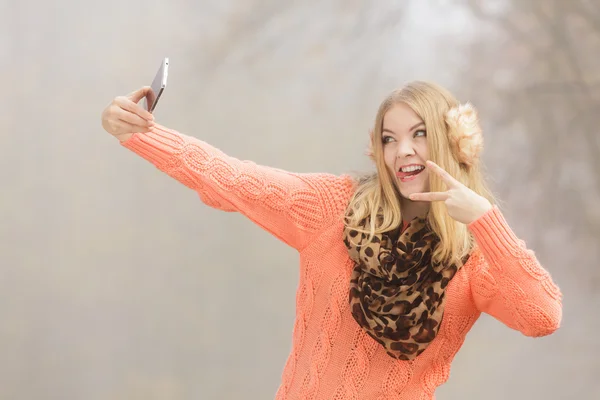Gelukkig mode vrouw in park selfie foto nemen. — Stockfoto