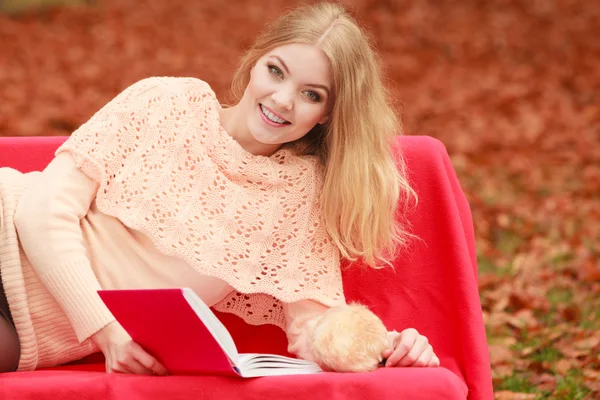 Frau entspannt im Herbst Park Buch lesen. — Stockfoto