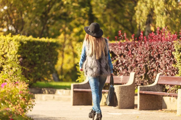 Achteraanzicht van stijlvolle vrouw op lucht — Stockfoto