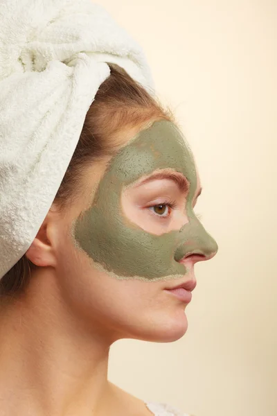 Met groene klei modder masker gezicht. — Stockfoto