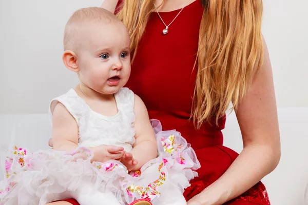 Niña feliz en las rodillas madre . — Foto de Stock