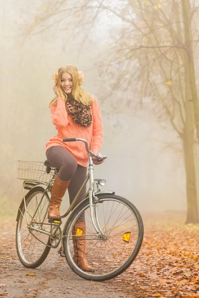 Frau fährt Fahrrad — Stockfoto