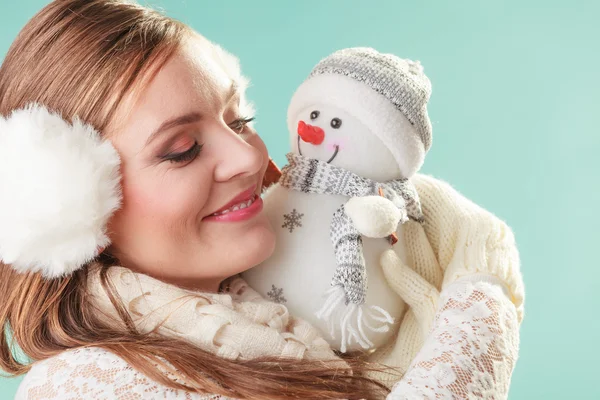 Mujer sosteniendo poco muñeco de nieve —  Fotos de Stock