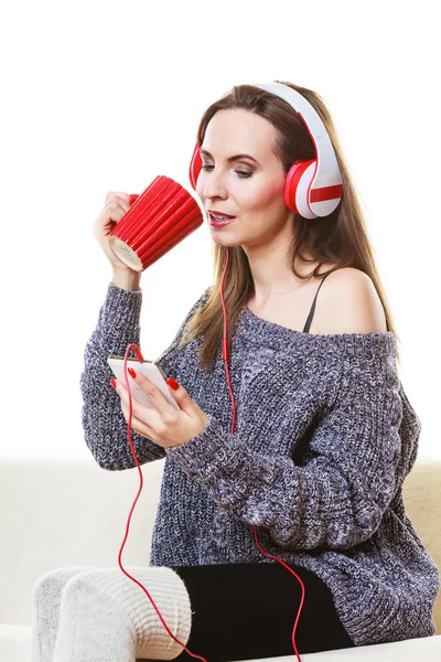 Frau mit Kopfhörer hört Musik — Stockfoto