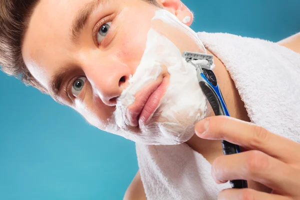 Joven afeitándose con afeitadora con espuma crema . —  Fotos de Stock