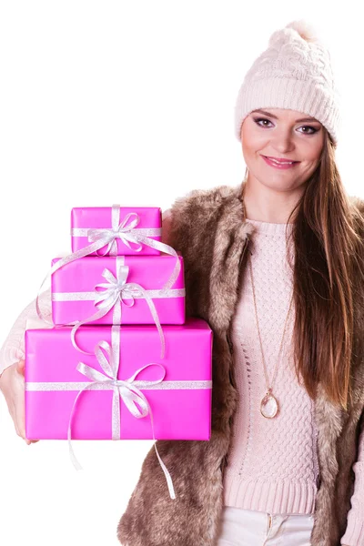 Snygg modekvinna med lådgåvor. Julen. — Stockfoto