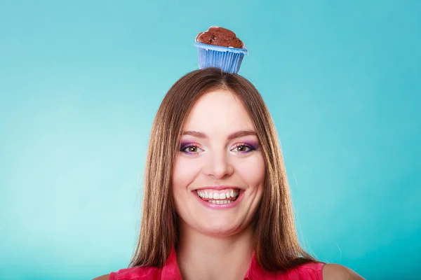 Žena hospodářství dort na hlavu — Stock fotografie