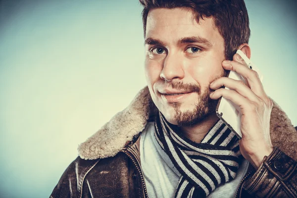 Homme avec un visage à moitié rasé parlant sur téléphone portable . — Photo