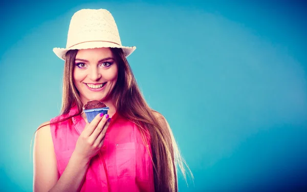 Sorrindo mulher segurando bolo — Fotografia de Stock