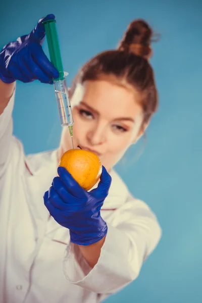 Científico médico inyectando manzana. Alimentos GM . — Foto de Stock