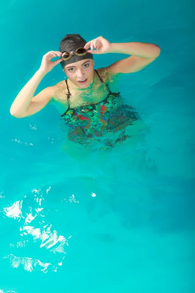 Žena sportovec v bazénové vody. Sportovní. — Stock fotografie