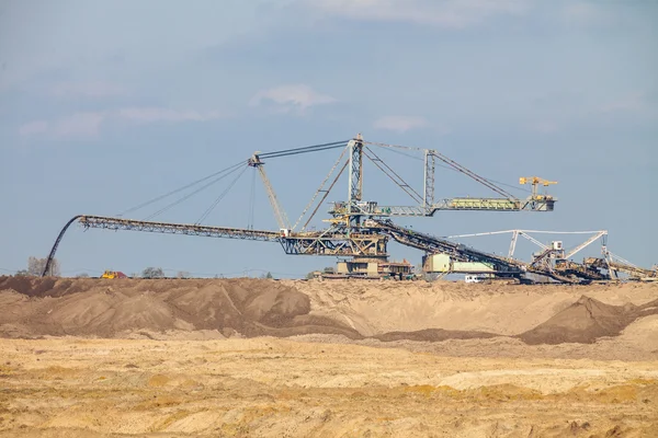 露天褐煤矿。巨型挖掘机. — 图库照片