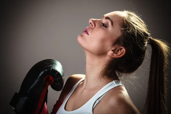 Siyah eldivenli boksör kadın boks — Stok fotoğraf