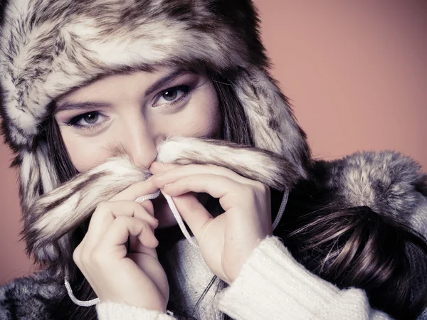 Woman in fur cap — Stock Photo, Image