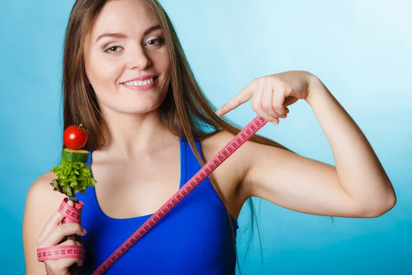 Mujer sosteniendo tenedor con verduras — Foto de Stock