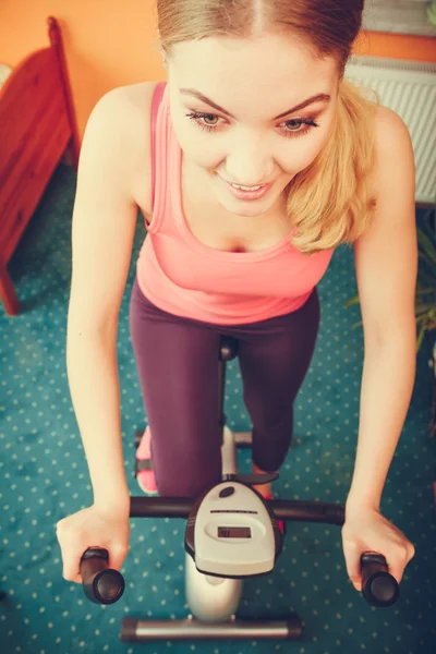 Mulher trabalhando em bicicleta de exercício. Aptidão . — Fotografia de Stock