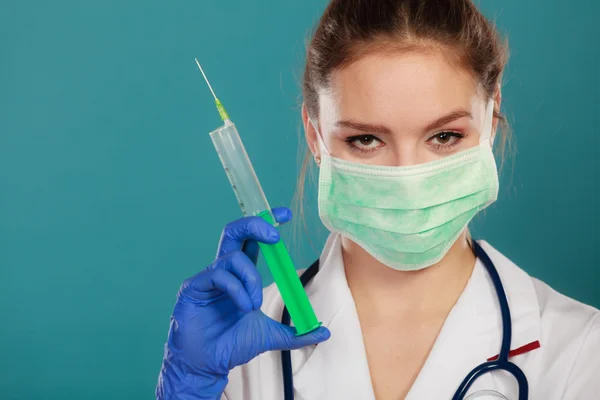 Médico segurando seringa com agulha . — Fotografia de Stock