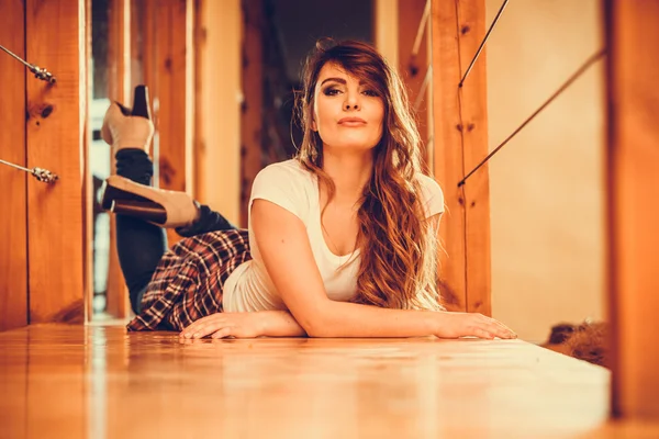Chica acostada en el suelo en casa . —  Fotos de Stock