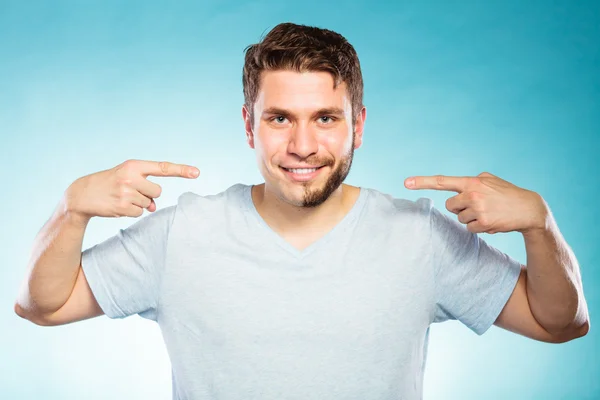 Homem feliz com cabelo barba metade raspado rosto . — Fotografia de Stock