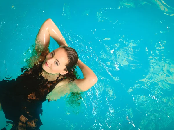 Woman relaxing at swimming pool. — Stock Photo, Image