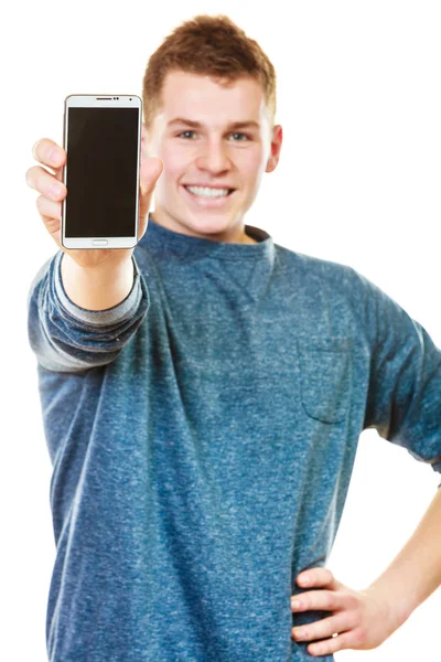 Jeune homme montrant écran de téléphone blanc noir — Photo