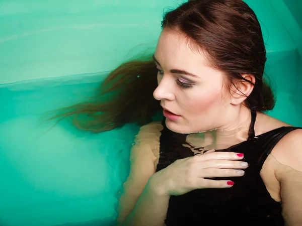 Mujer seductora posando en el agua . —  Fotos de Stock