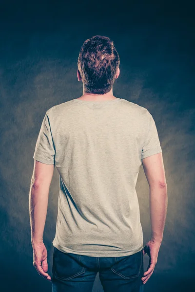 Мужчина в пустой рубашке с копировальным местом . — стоковое фото